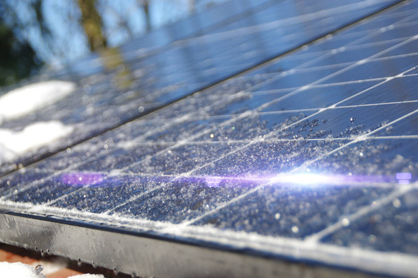 Panneaux solaires recouverts de glace et de neige gelées. Installation d'électricité photovoltaïque sur le toit de la maison pendant la saison d'hiver par une journée ensoleillée. Alternative PV énergie performance de production à domicile. - Photo, image
