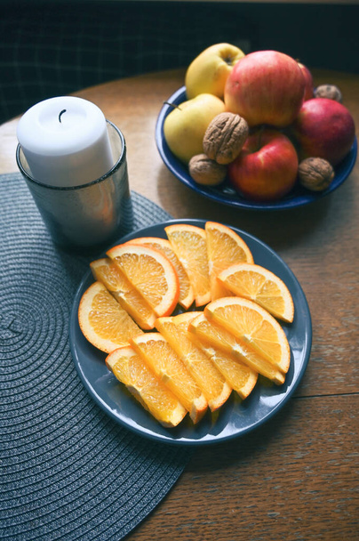 winter feestelijke stilleven van appels sinaasappel noten - Foto, afbeelding