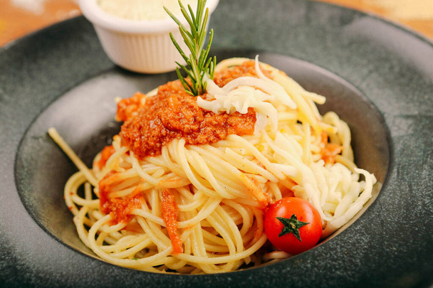 Leckere klassische italienische Pasta mit einer köstlichen Sauce. - Foto, Bild