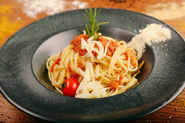 Saboroso apetecível macarrão italiano clássico com um delicioso molho. - Foto, Imagem