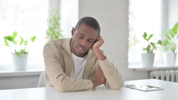 slaperige Afrikaanse man nemen van slaap terwijl zitten in het kantoor - Video