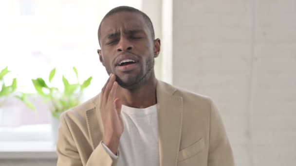 Портрет хворого африканця, який має зубний біль - Кадри, відео