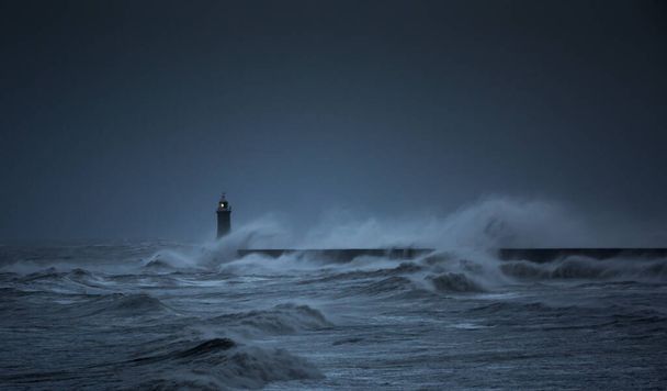 Fırtına rüzgarları, İngiltere 'nin Tynemouth şehrinde Tyne' nin ağzını koruyan deniz fenerine ve kuzey iskelesine dev dalgalar gönderir. - Fotoğraf, Görsel