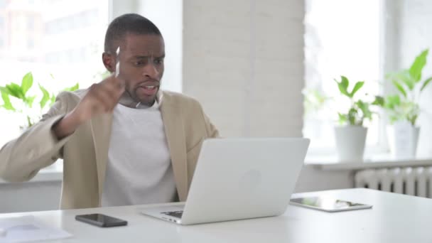 Afrikkalainen mies reagoi tappio käytettäessä kannettavaa tietokonetta  - Materiaali, video
