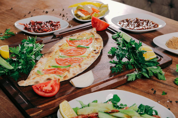 Traditionele Turks gebakken schotelpuree. Turkse pizzapide, Midden-Oosterse hapjes. Turkse keuken. Pide met vleesvulling - Foto, afbeelding