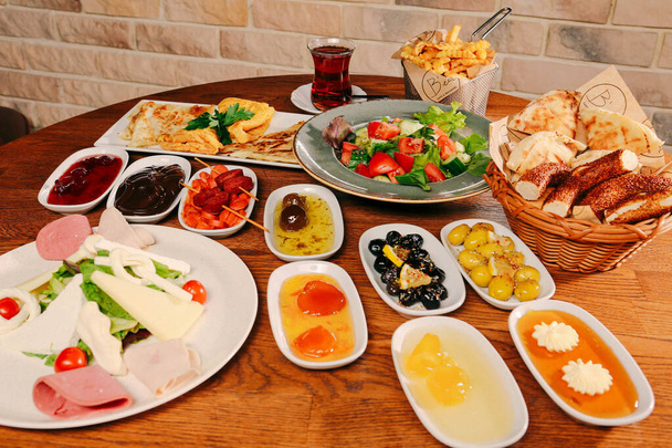 πλούσιο και γευστικό τούρκικο πρωινό - Φωτογραφία, εικόνα