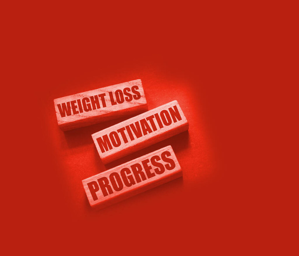 Мотивация потери веса прогрессируют слова на деревянных блоках с копирайтом. Успешный план диеты для здорового питания - Фото, изображение