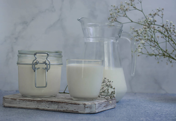 tej cigány virág beton háttér - Fotó, kép