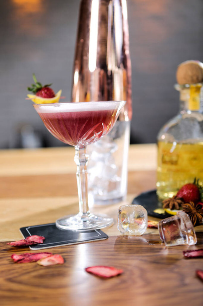 Alcohol cocktail drankje op tafel in restaurant - Foto, afbeelding