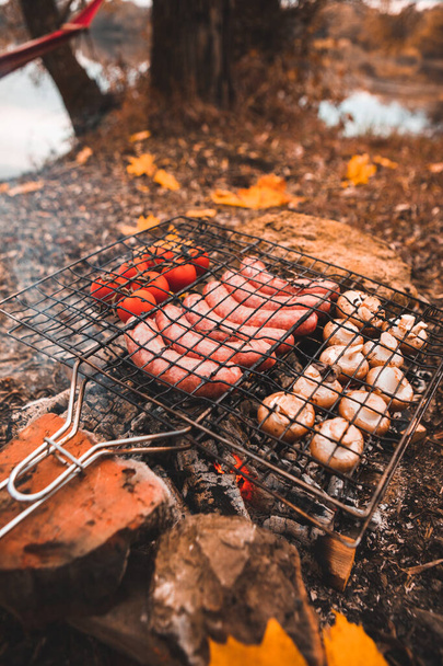 cocinar comida en hoguera. concepto de camping. de cerca - Foto, Imagen