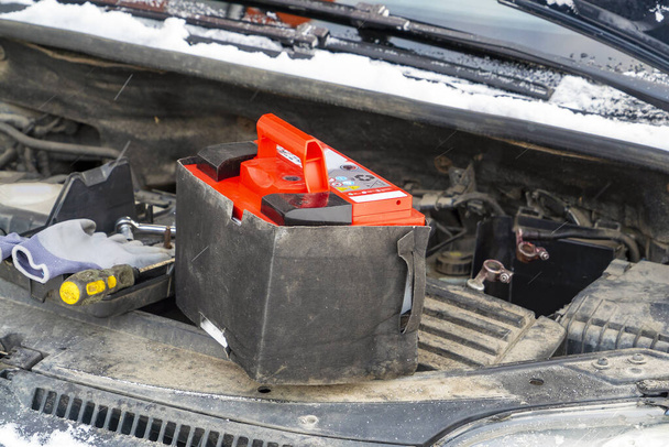 A new battery in the engine compartment of the car in winter - Foto, Imagem