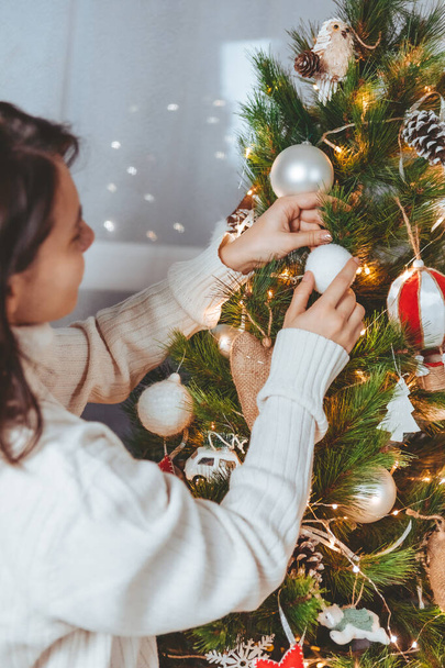 mujer posando y decoración árbol de navidad - Foto, Imagen