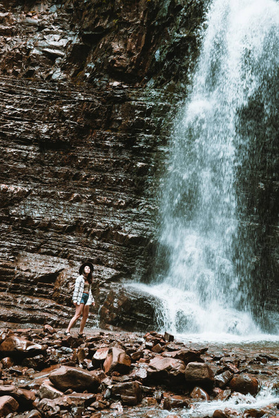 mulher viajante apreciando vista do espaço de cópia cachoeira - Foto, Imagem