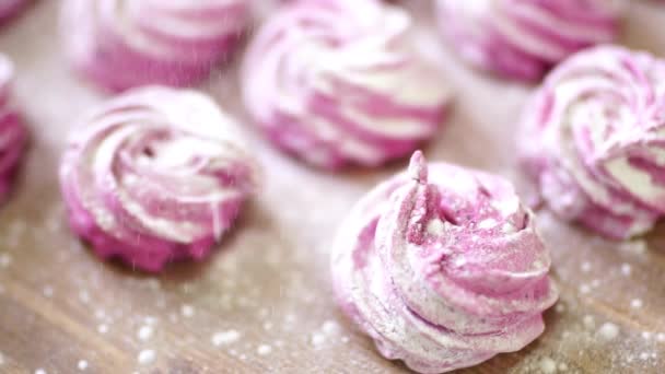 完成したピンクのマシュマロに粉砂糖の薄い層を振りかける。トップ表示 - 映像、動画