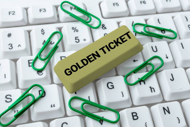 Teken met Golden Ticket. Zakelijk concept Regen Check Access VIP Paspoort Box Office Seat Event Verbinden met Online Vrienden, Kennismaken op het internet - Foto, afbeelding