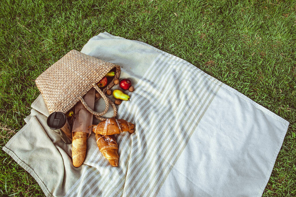 picnic en la playa del río otoño soleado espacio de copia día - Foto, Imagen
