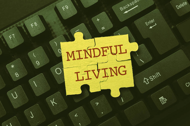 Podpis konceptualny "Mindful Living". Conceptual photo W pełni świadomy i zaangażowany w coś świadomego i sensowne pisanie szpitalnych rekordów i raportów, Tworzenie nowego programu czytania książek - Zdjęcie, obraz