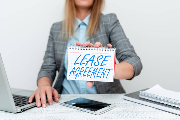 Hand writing sign Lease Agreement. Business approach Contract on the terms to one party agrees rent property Financial Advisor Giving Money Saving Tips, Entrepreneur Discussing Deals - Фото, изображение