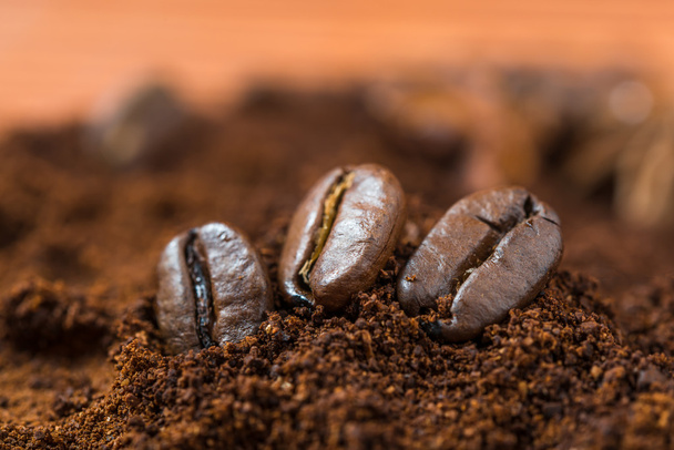 Крупный план кофейных зерен с кучей жареного кофе
 - Фото, изображение