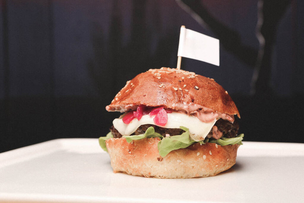 Homemade hamburger with fresh vegetables - Фото, изображение