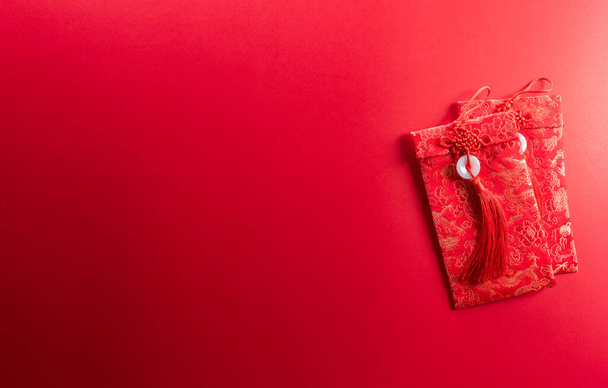 Chinese nieuwjaar festival decoraties gemaakt van pow of rood pakket op een rode achtergrond. - Foto, afbeelding