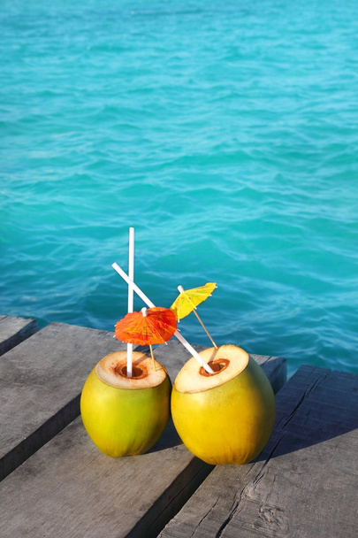 Coktails de coco en caribe en muelle de madera
 - Foto, Imagen