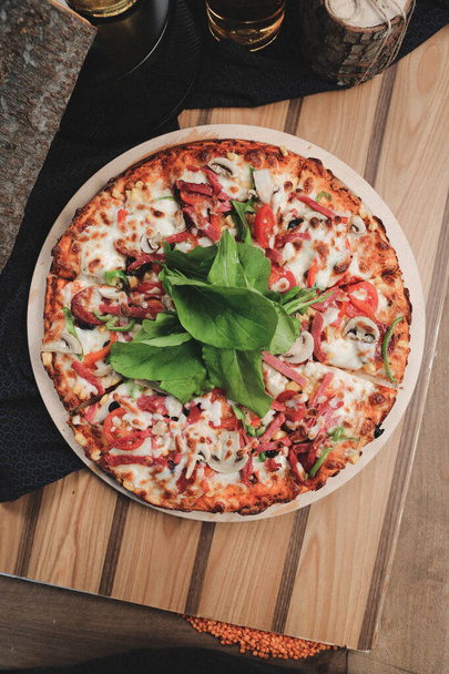 смачна суміш піци італійської їжі
 - Фото, зображення