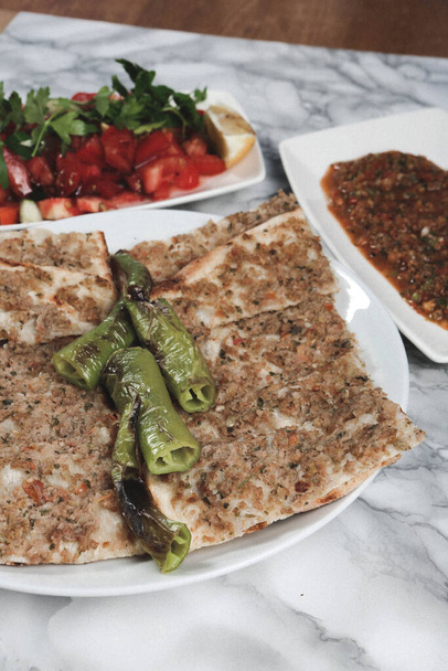 Hagyományos török sült tál pide. Török pizza pide, közel-keleti előételek. Török konyha. Pide hússal töltött - Fotó, kép