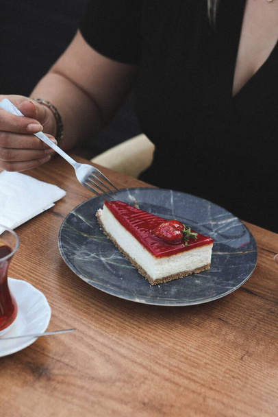 Доска с вкусным тортом на столе - Фото, изображение