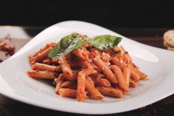 Sabroso y apetitoso clásico pasta italiana con una deliciosa salsa. - Foto, imagen