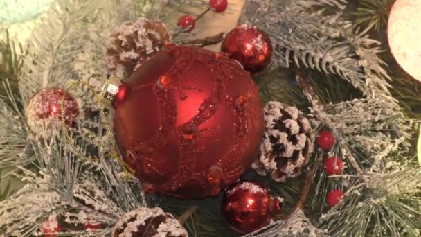 Bunte Weihnachtskugeln, die den Weihnachtsbaum zum Weihnachts- und Neujahrsfest schmücken  - Filmmaterial, Video
