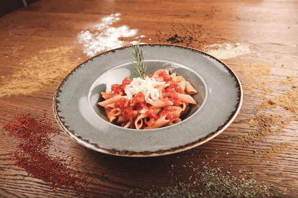 Νόστιμο ορεκτικό κλασικά ιταλικά ζυμαρικά με μια νόστιμη σάλτσα. - Φωτογραφία, εικόνα