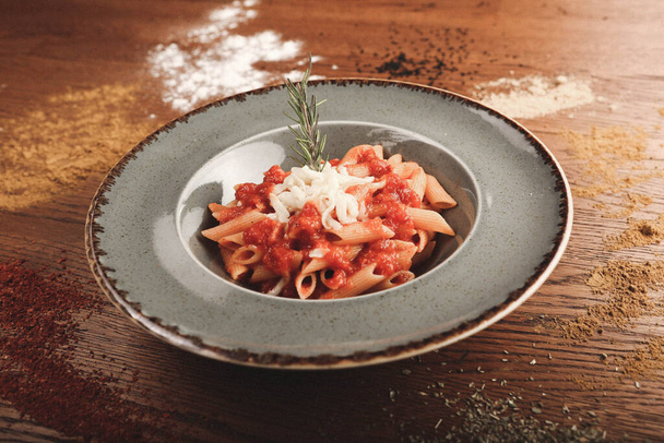 Lezzetli soslu lezzetli klasik İtalyan makarnası.. - Fotoğraf, Görsel