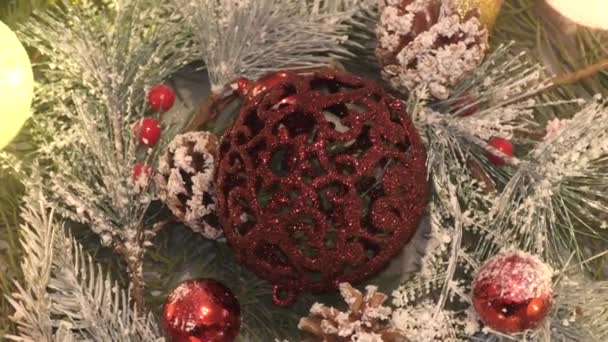 Kolorowe kulki świąteczne, które zdobią choinkę na święta Bożego Narodzenia i Nowego Roku  - Materiał filmowy, wideo