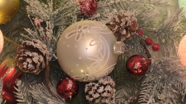 Bolas de Navidad coloridas, que decoran el árbol de Navidad para la fiesta de Navidad y Año Nuevo  - Metraje, vídeo