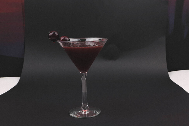 Alkohol-Cocktail-Drink auf dem Tisch im Restaurant - Foto, Bild