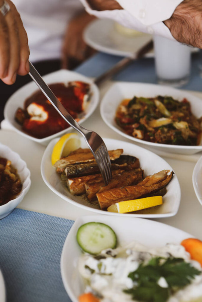 伝統的なトルコ料理とギリシャ料理のディナーメゼテーブル - 写真・画像
