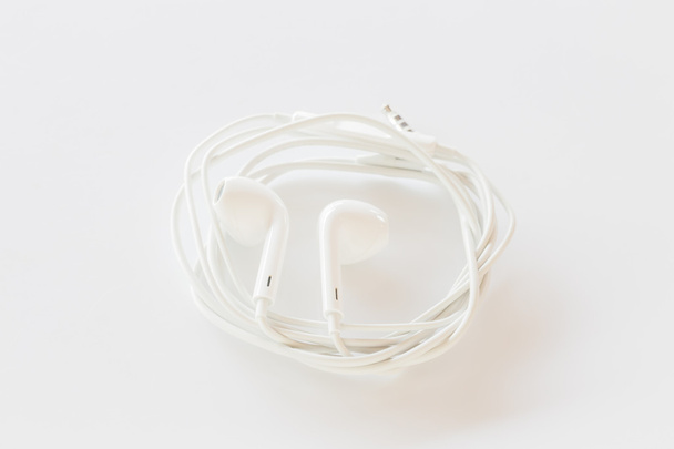 Smartphone-Ohrhörer isoliert auf weißem Hintergrund - Foto, Bild