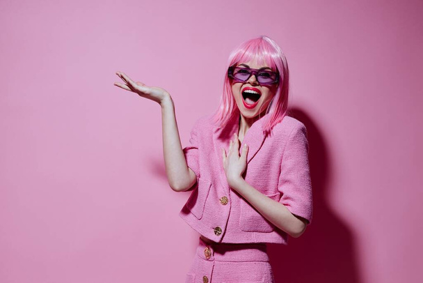 Bastante joven mujer brillante maquillaje rosa pelo glamour elegante gafas monocromo tiro inalterado - Foto, Imagen