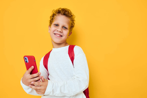 tizenéves fiú használja a telefon oktatás gyerekek életmód Stúdió tanulás koncepció - Fotó, kép