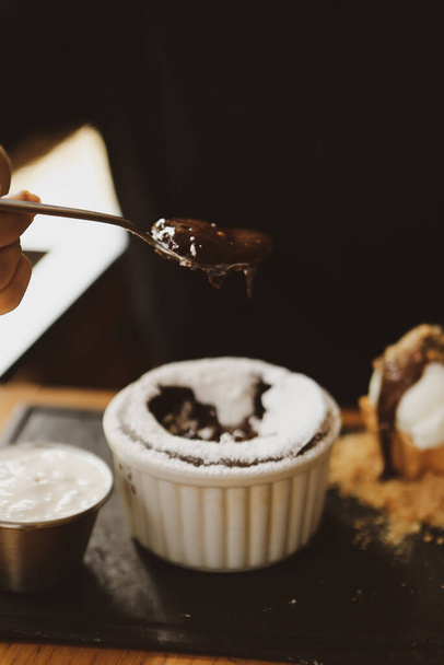 Suklaa kohokas jäätelöä
 - Valokuva, kuva