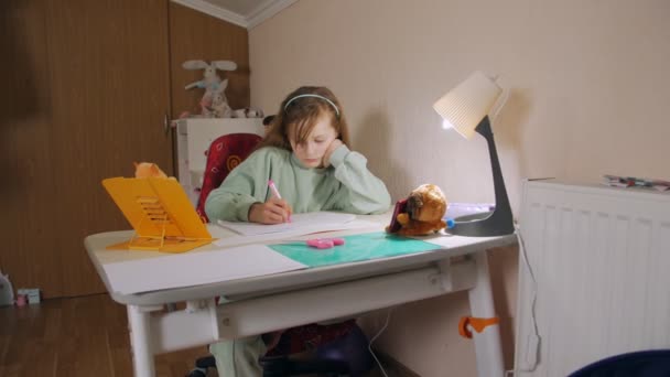 Girl At The Desk Draws - Filmmaterial, Video