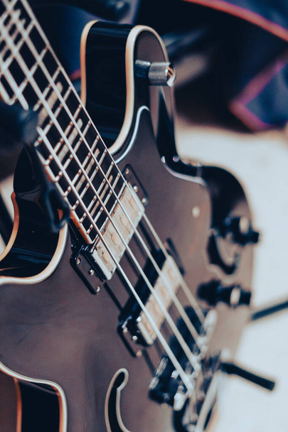 Close-up szczegółowo z czterech strun gitara basowa elektryczna - Zdjęcie, obraz