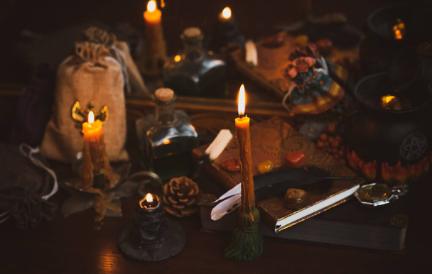  Los temas de la escuela de magia.... luz de la vela Bufanda, cosas mágicas, libro de hechizos fondo oscuro - Foto, Imagen