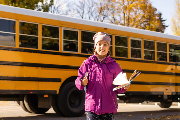 Молодая девушка садится в школьный автобус
 - Фото, изображение