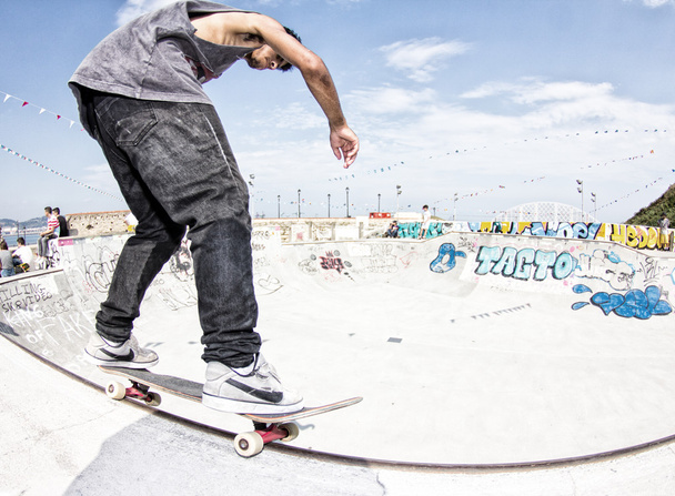 Teenage skateboarders training - Valokuva, kuva