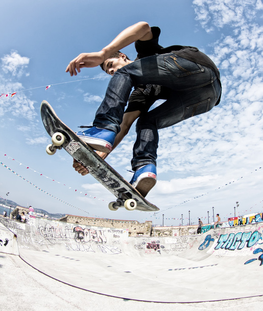 Teenage skateboarders training - Zdjęcie, obraz