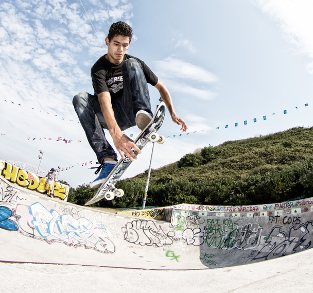 Teenage skateboarders training - Foto, afbeelding
