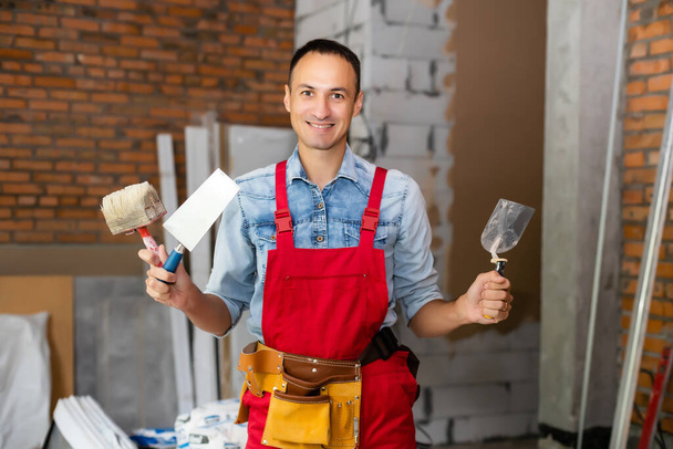 Mladý muž pracovník nebo stavitel v budově se renovuje - Fotografie, Obrázek