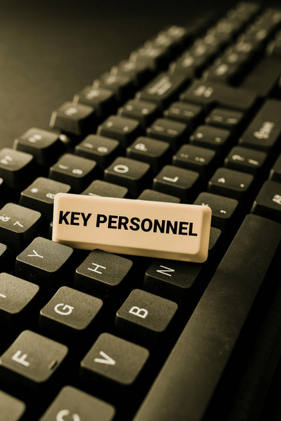 Szöveges felirat a Key Personnel-ről. Üzleti koncepció Programigazgatók Vezető kutató Projekt Vezetők Adatbevitel és gépelés, Online értékesítés Honlapon történő közzététel - Fotó, kép
